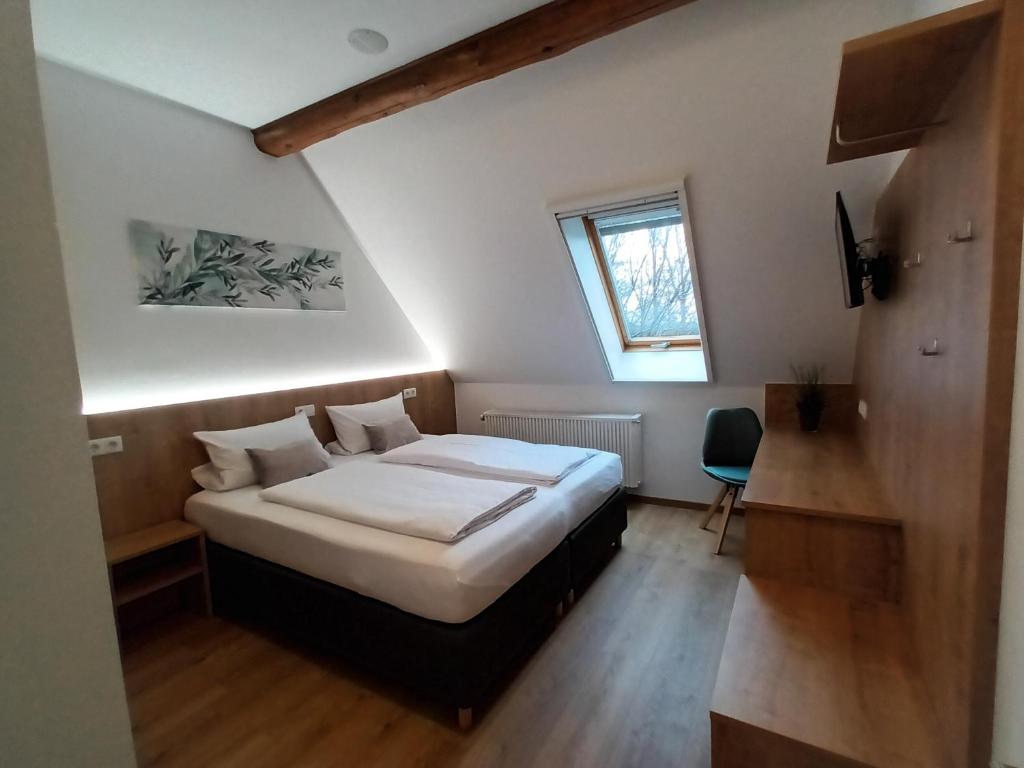 een slaapkamer met een bed en een raam bij Lebererhof Apartments - XL2 in Roßtal