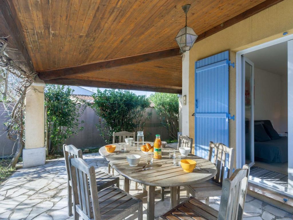 un tavolo e sedie in legno su un patio di Holiday Home Maison Cléo by Interhome a Cogolin