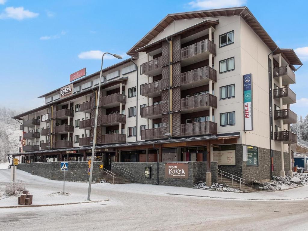 un gran edificio de apartamentos con balcones en una calle en Holiday Home Ruka ski chalets 64- 1302 by Interhome, en Ruka