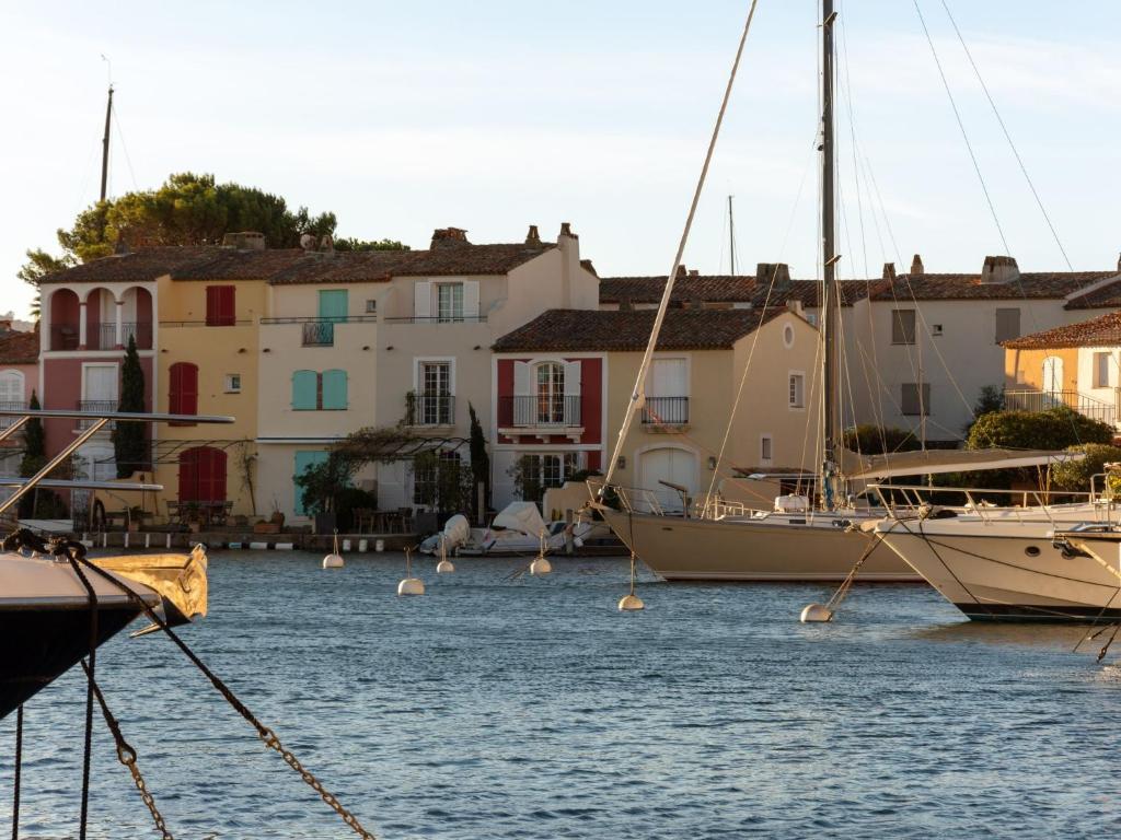 Quelques bateaux amarrés dans un port avec des maisons dans l'établissement Holiday Home Maison pêcheur 45 by Interhome, à Grimaud