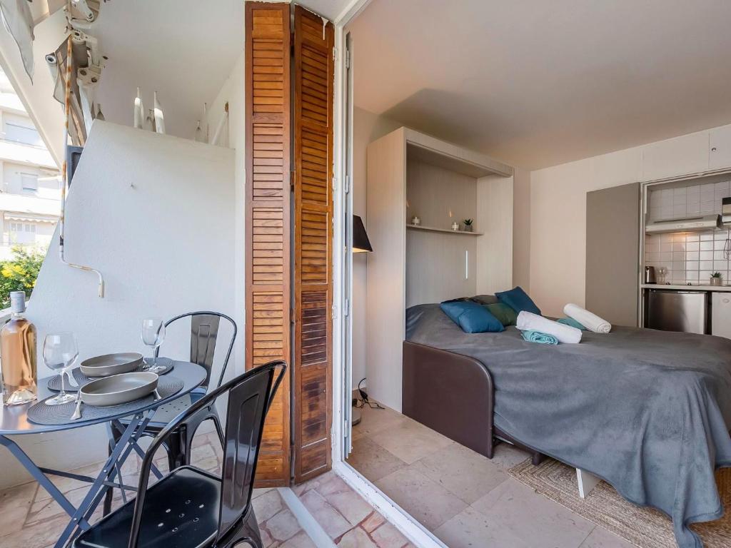une chambre avec un lit, une table et des chaises dans l'établissement Apartment Le Marlyne 2-3 by Interhome, à Cannes