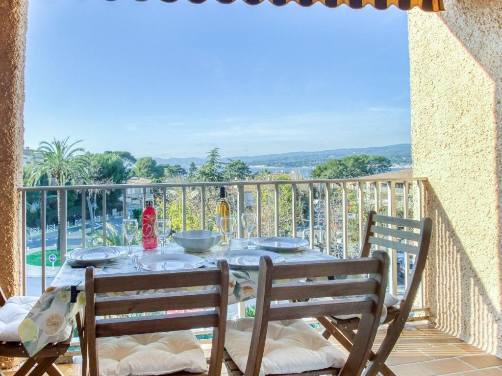 d'un balcon avec une table à manger et deux chaises. dans l'établissement Studio Les Aigues Marines-64 by Interhome, à Saint-Cyr-sur-Mer