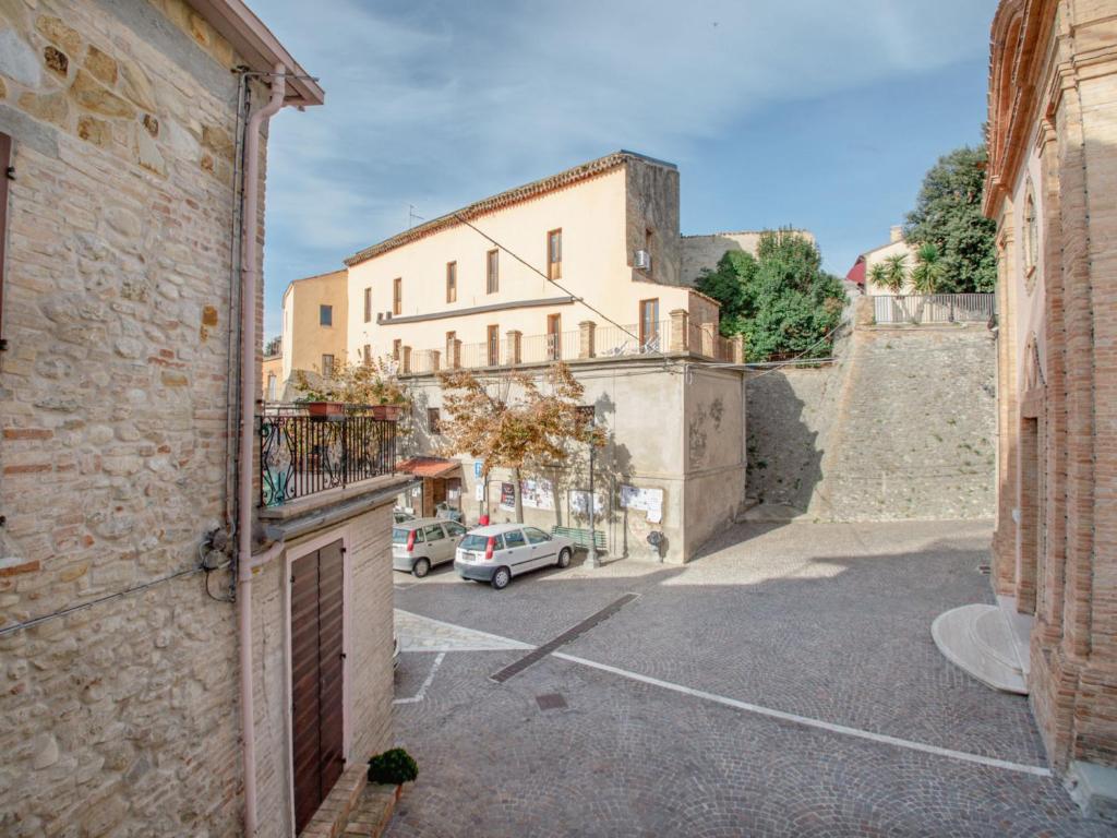 un vicolo con edifici e un'auto parcheggiata in strada di Holiday Home Nice Villa Residence by Interhome a Guardia Vomano