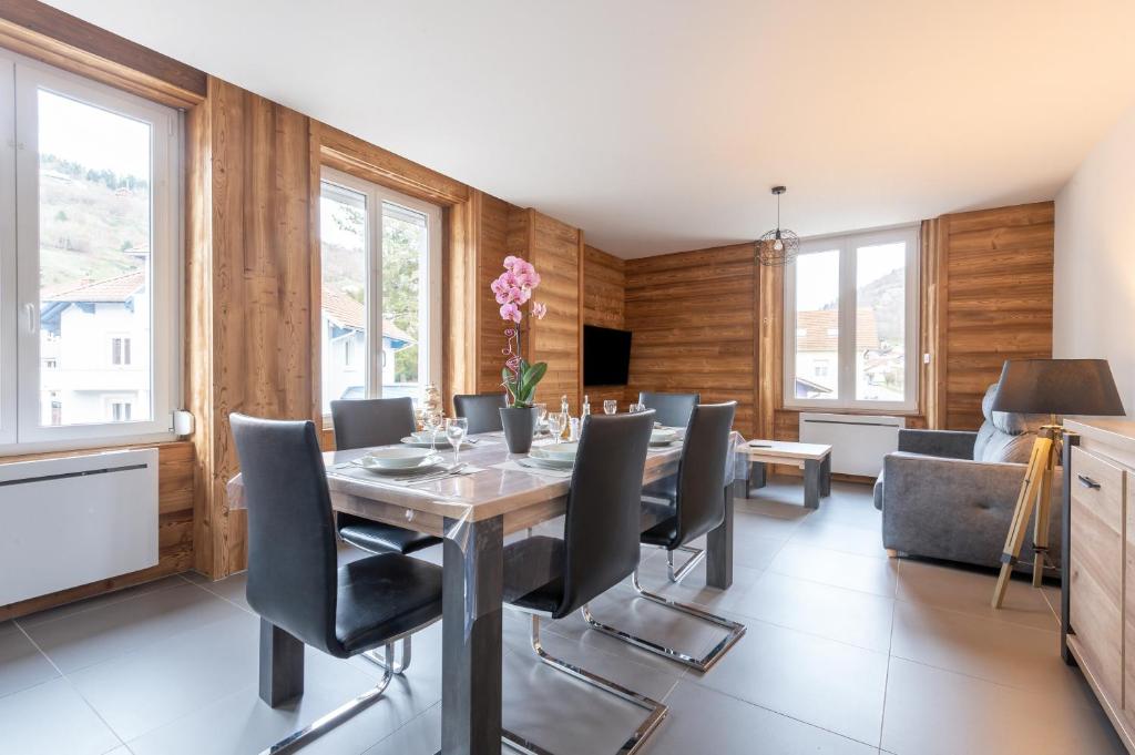 a dining room with a table and chairs at Ouréa - duplex avec balcon in La Bresse