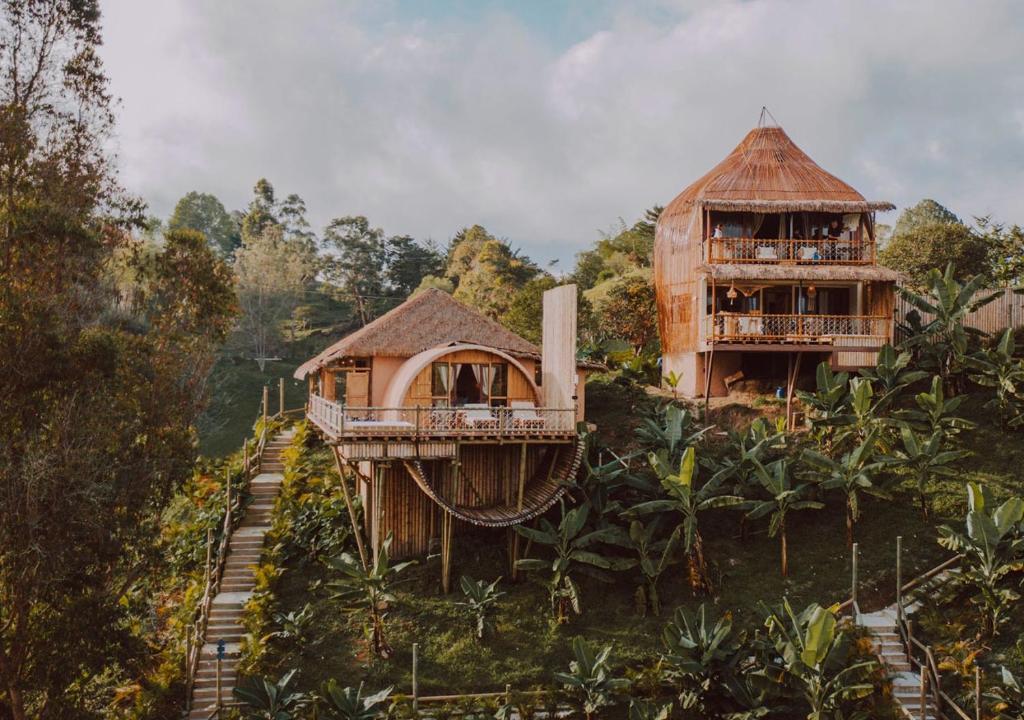 eine Luftansicht von zwei Häusern in einem Wald in der Unterkunft Atma Eco Village in Guatapé
