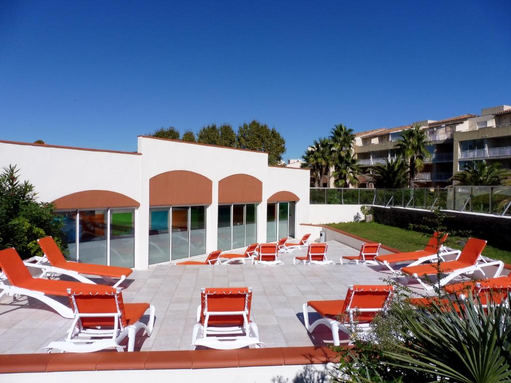 Bazén v ubytovaní PALMYRA GOLF Joli T2 piscine couverte vue golf Cap d'Agde alebo v jeho blízkosti