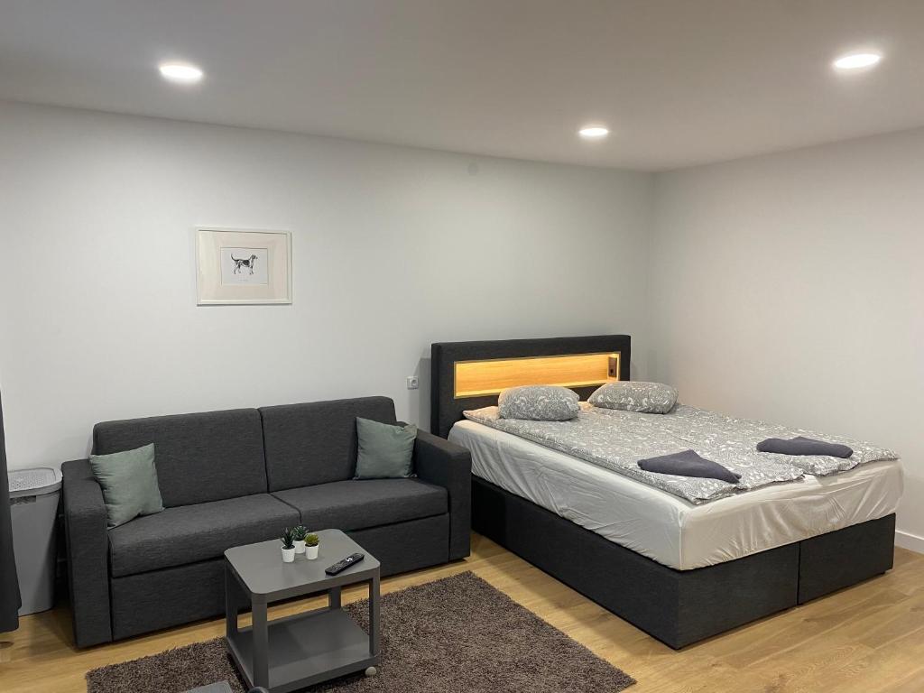 Ένα ή περισσότερα κρεβάτια σε δωμάτιο στο Akmene Center Apartment