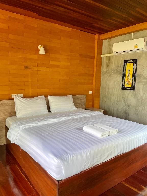 Postel nebo postele na pokoji v ubytování เพชรพิชชารีสอร์ท
