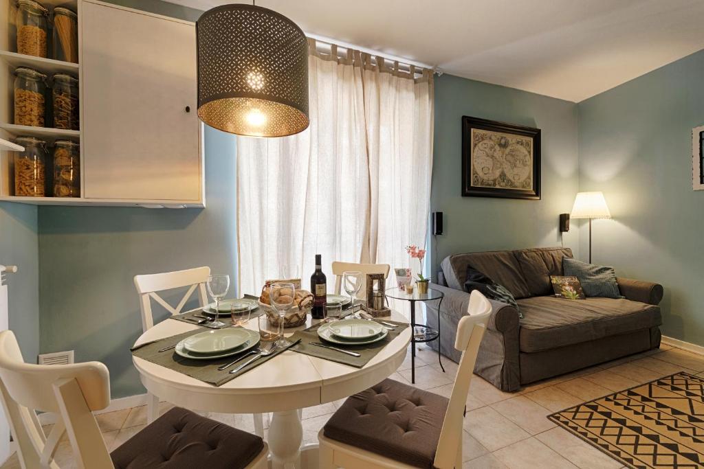 ein Wohnzimmer mit einem Tisch und einem Sofa in der Unterkunft Two-Bedroom Apartment Rise and Shine in Acquaseria