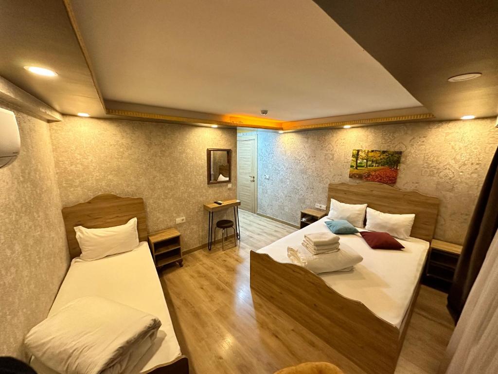 Zimmer mit 2 Betten in einem Zimmer in der Unterkunft Golden Sail Hotel Old City in Istanbul
