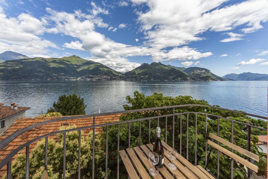 een fles wijn op een balkon met uitzicht op een meer bij Studio Apartment Vista Panoramica in Acquaseria