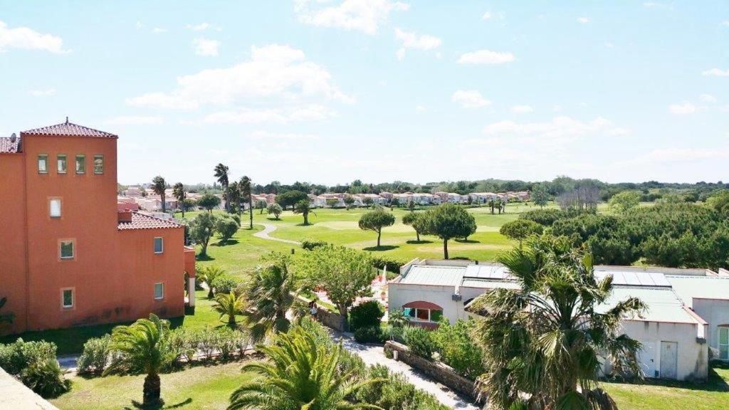 Vonkajšia záhrada v ubytovaní PALMYRA GOLF Joli T2 piscine couverte vue golf Cap d'Agde