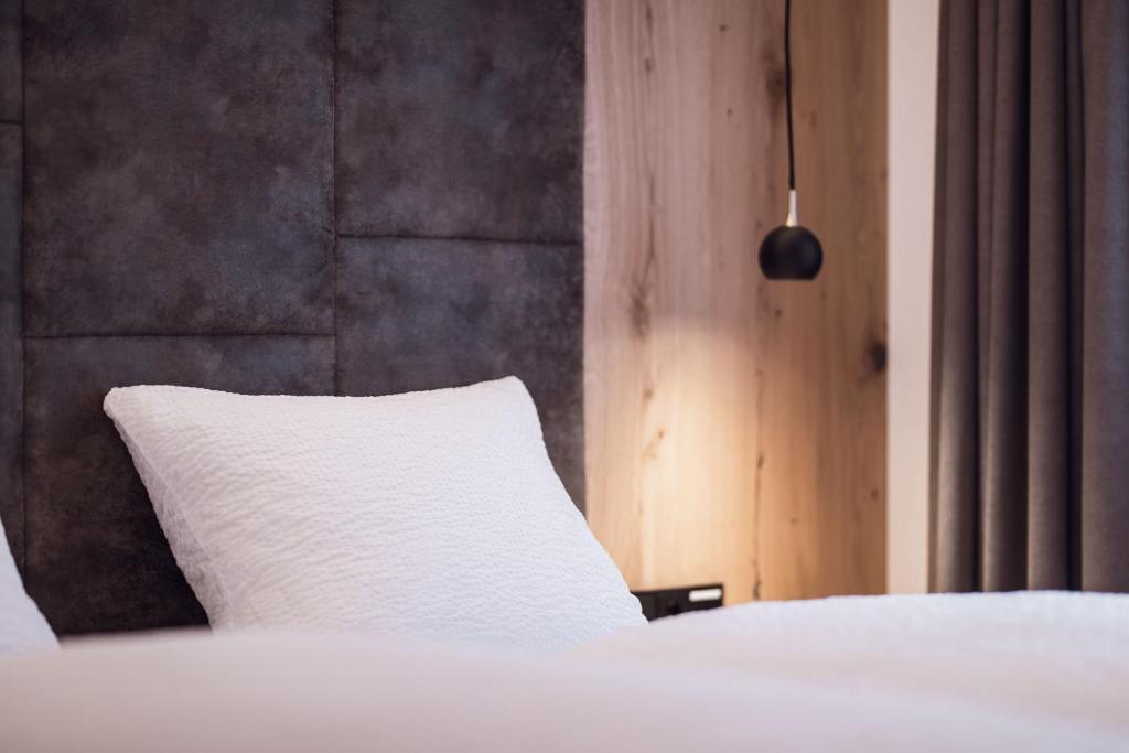 Łóżko lub łóżka w pokoju w obiekcie ROUDA luxury retreat am Kronplatz
