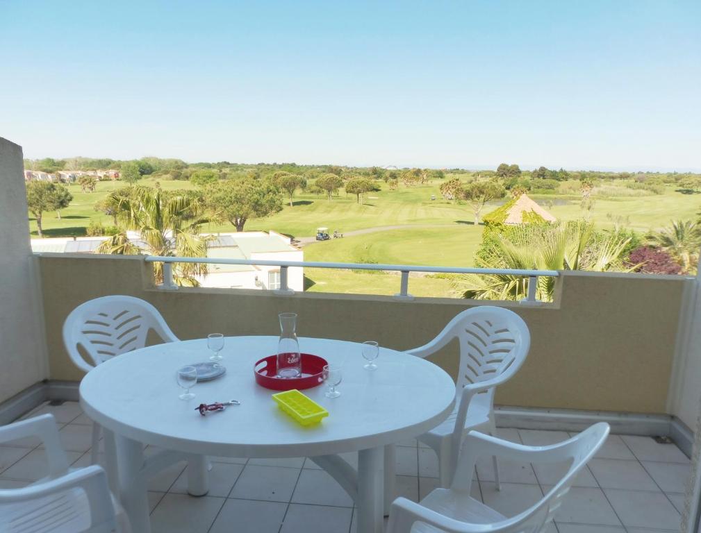 Balkón alebo terasa v ubytovaní PALMYRA GOLF Joli T2 piscine couverte vue golf Cap d'Agde