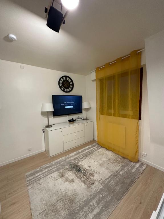 salon z żółtymi drzwiami i telewizorem w obiekcie Studio Vernon 31 w mieście Vernon