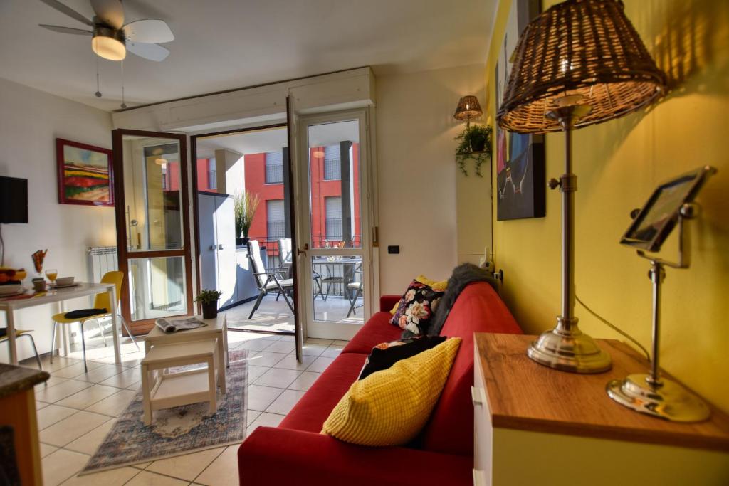 sala de estar con sofá rojo y mesa en Studio Apartment Casa Enjoy Lago di Como, en Acquaseria