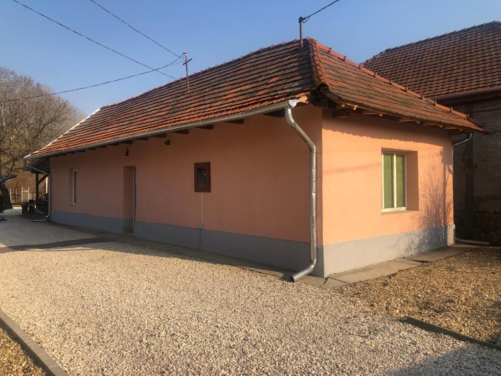 mały domek z przymocowaną do niego rurą w obiekcie Sajó Vendégház w mieście Sajószöged
