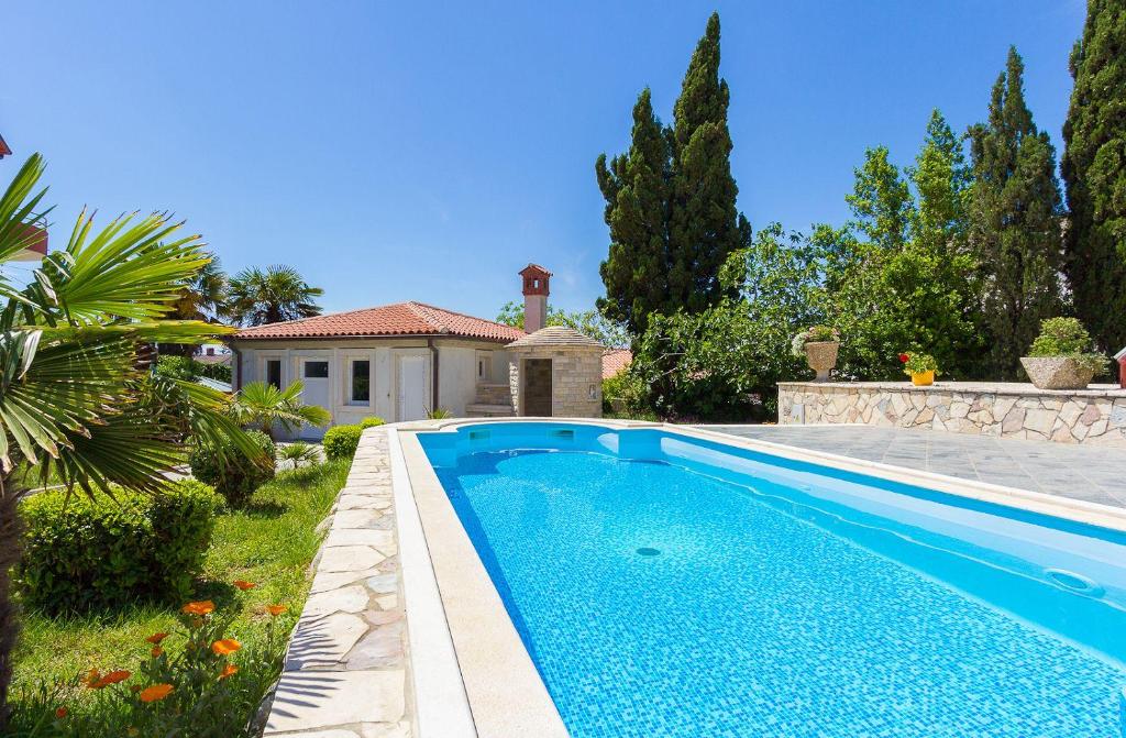 Bazén v ubytování Ferienwohnung mit Pool, Klima, Grillplatz, Balkon nebo v jeho okolí