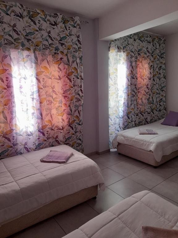 Postel nebo postele na pokoji v ubytování Onisillos Hotel