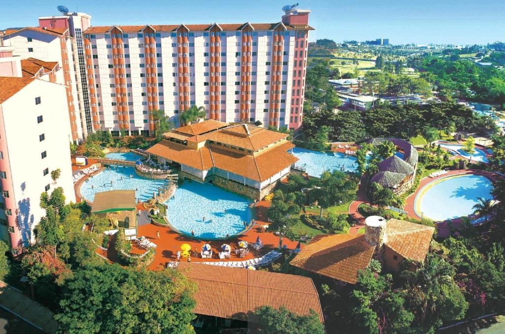 una vista aérea de un complejo con una gran piscina en Apartamento luxo Hot Springs Caldas Novas tay, en Caldas Novas