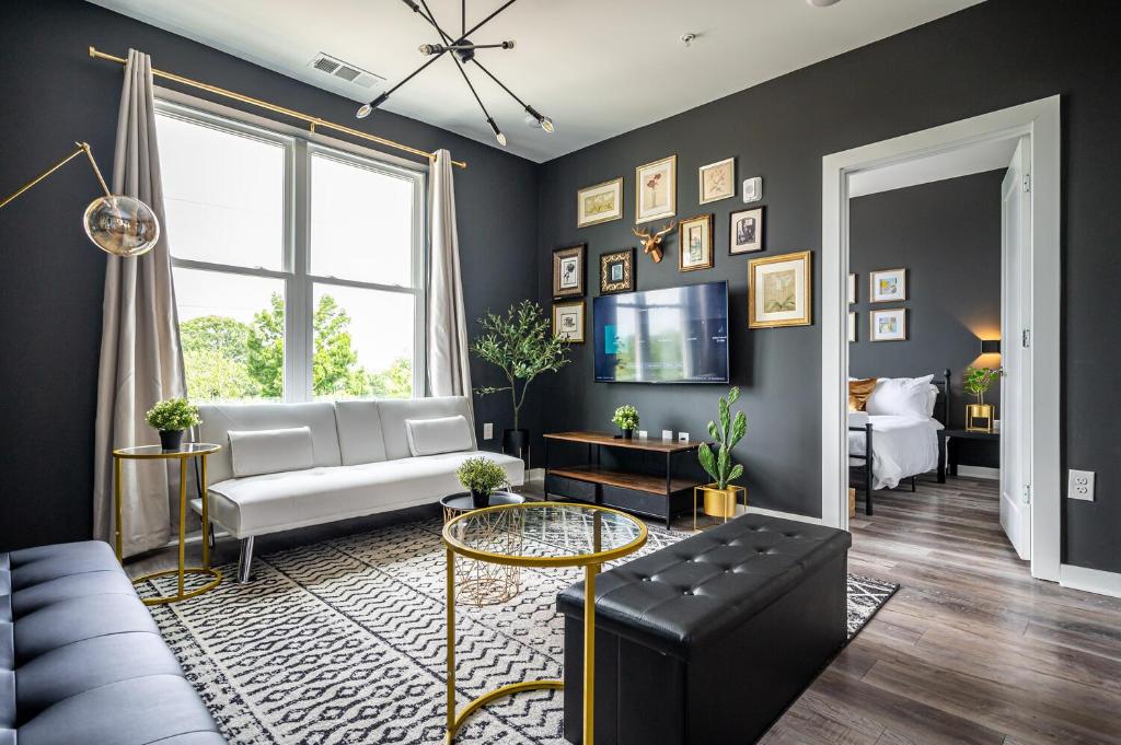 a living room with a couch and a tv at Downtown New-Built Roof-top balcony City View 525Pkwy419 in Atlanta