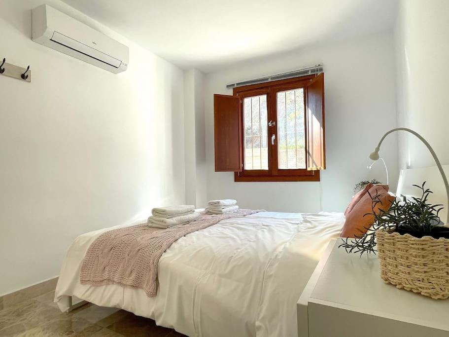 Posteľ alebo postele v izbe v ubytovaní NaviGolf La Cala de Mijas, Scandinavian style 3 bed Townhouse by Solrentspain.