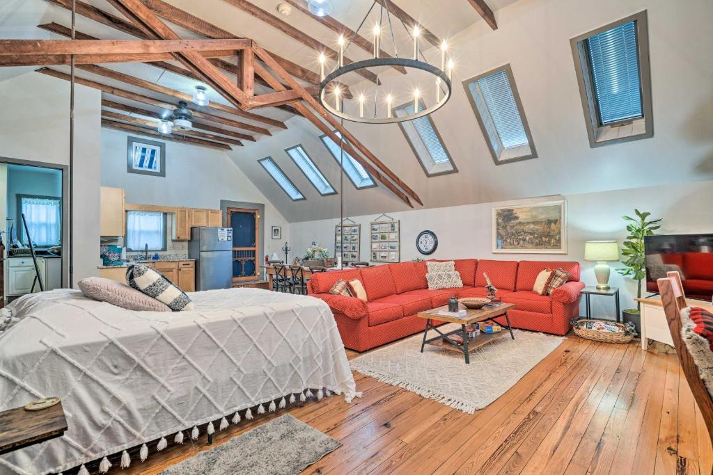 ein großes Wohnzimmer mit roten Möbeln und Fenstern in der Unterkunft Pet-Friendly Loft Vacation Rental with Fire Pit! in Bemus Point