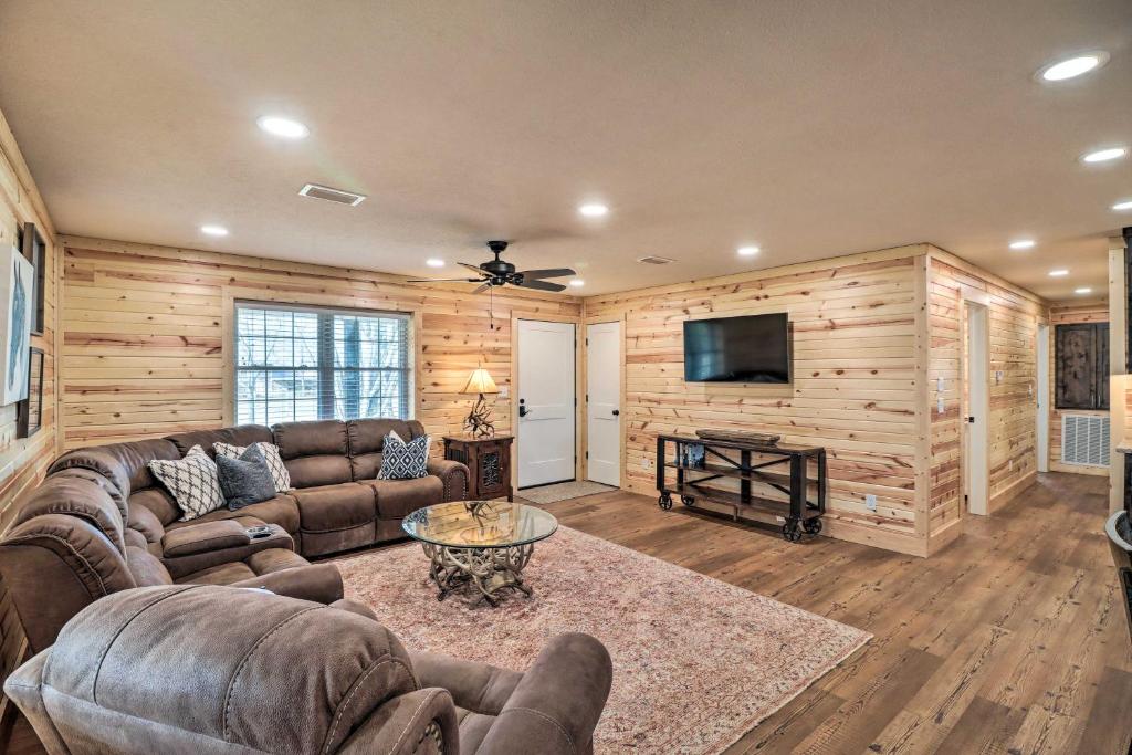 Greers Ferry Home on 40 Acres quarter Mi to Lake!, Fairfield Bay