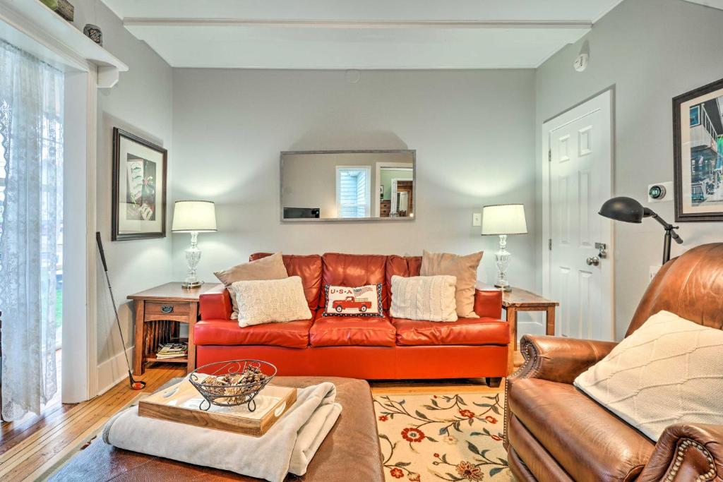 Vacation Home Rental Chautauqua Lake في Bemus Point: غرفة معيشة مع أريكة جلدية حمراء