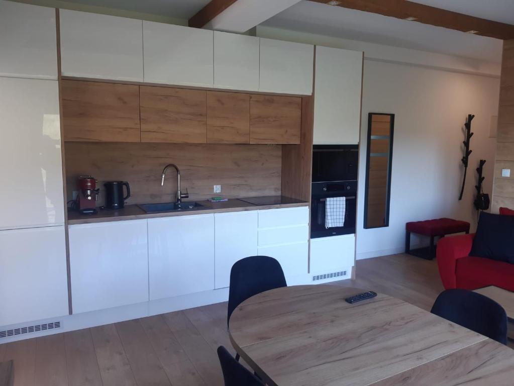 Kuchyňa alebo kuchynka v ubytovaní Apartamenty Butorowy