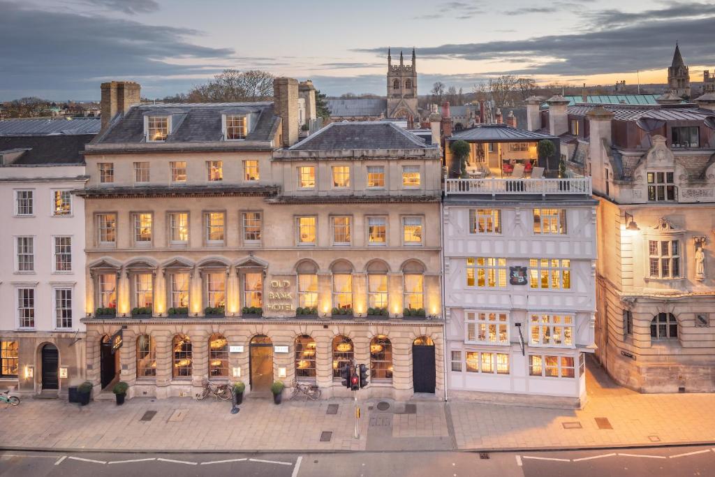 un gran edificio con muchas ventanas en una ciudad en Old Bank Hotel, en Oxford