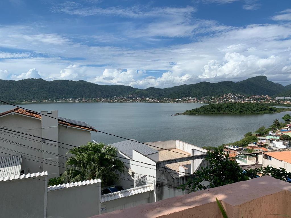 a view of a large body of water with mountains at Casa de hospedagem no Mirante de Piratininga in Niterói