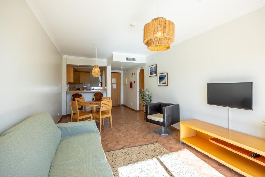 TV a/nebo společenská místnost v ubytování Pontalaia Apartamentos Turísticos