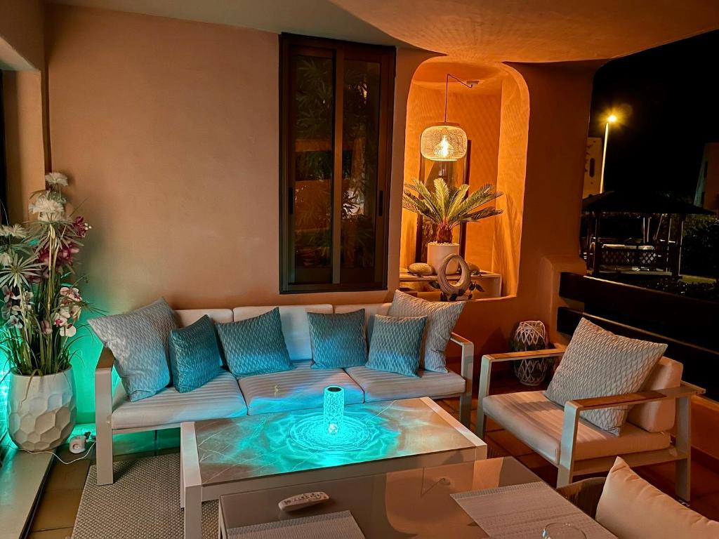 Posedenie v ubytovaní Casares Beach Golf Apartment With Private Garden Direct Pool Access