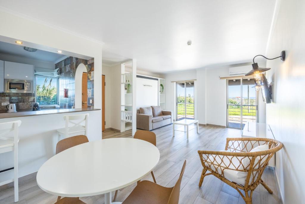 Kuchyň nebo kuchyňský kout v ubytování Pontalaia Apartamentos Turísticos