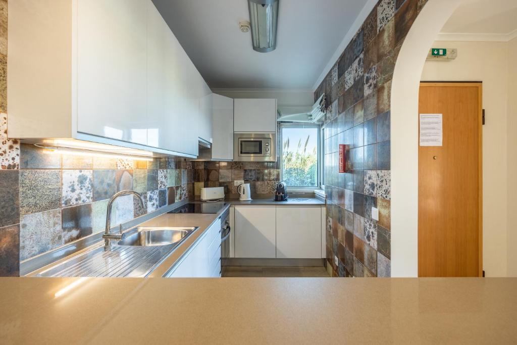 Kuchyň nebo kuchyňský kout v ubytování Pontalaia Apartamentos Turísticos