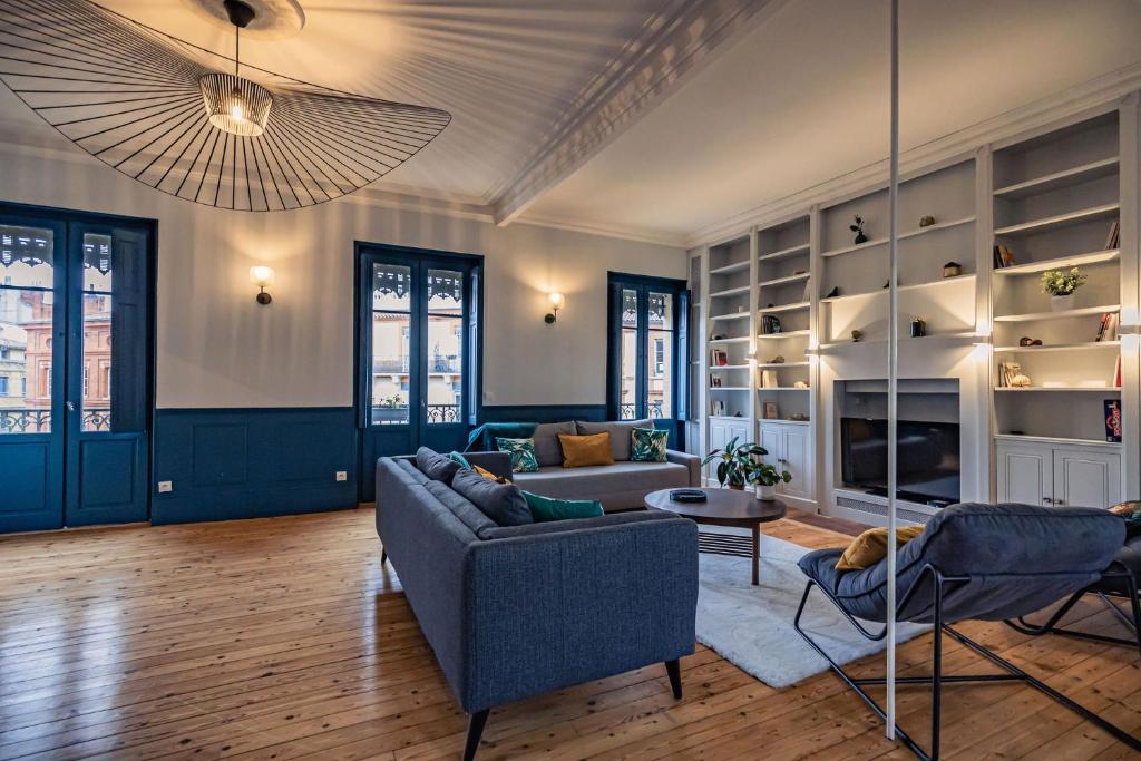 un salon avec un canapé et une table dans l'établissement Appartement 142 m² Quartier Carmes Toulouse Hypercentre, à Toulouse