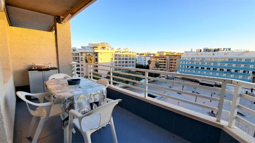 una mesa y sillas en un balcón con vistas en Familidays 019 Zahara en Salou