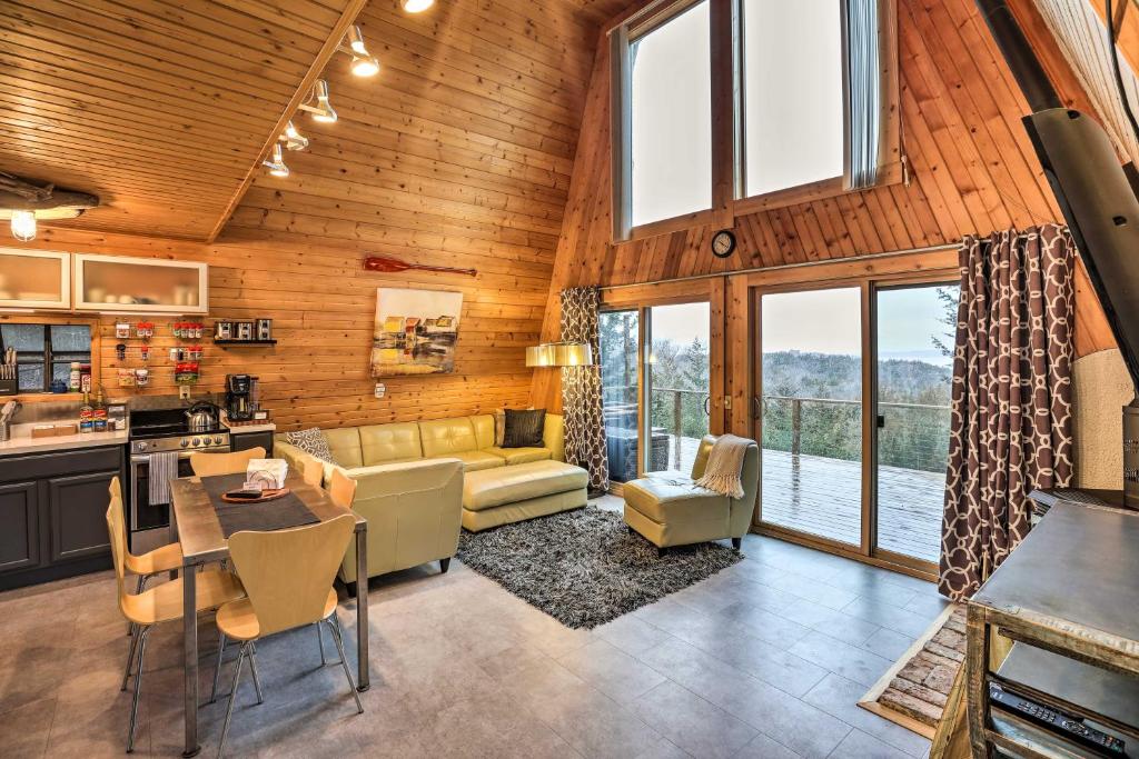 Crofton Cabin with Tropical Hut and Water Views!, Yankton (updated