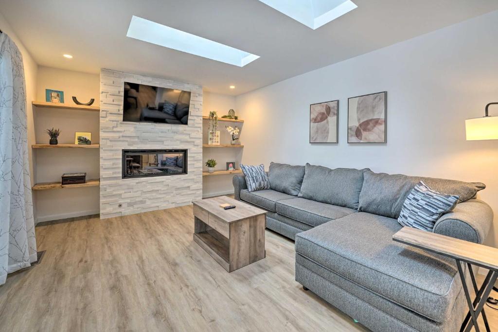 Posezení v ubytování Livonia Home 4 Mi to Plymouth Main Street