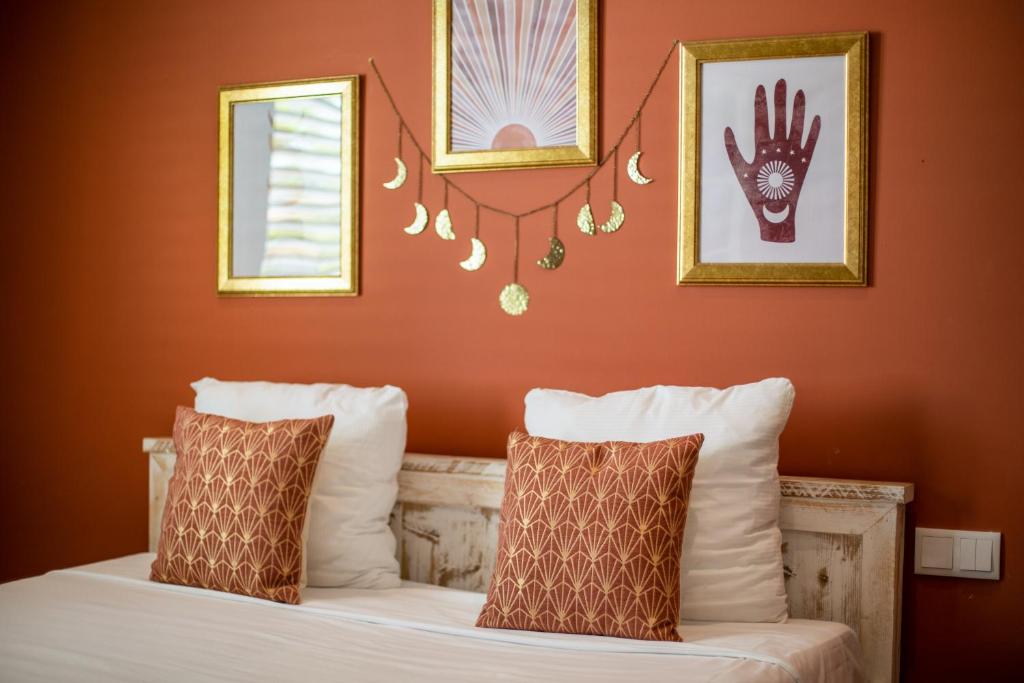 Postel nebo postele na pokoji v ubytování BOHO Bohemian Boutique Hotel