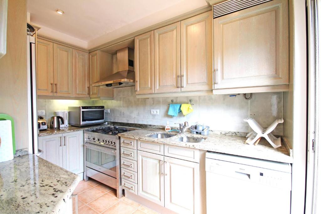 Kuchyň nebo kuchyňský kout v ubytování Holiday Home Anais