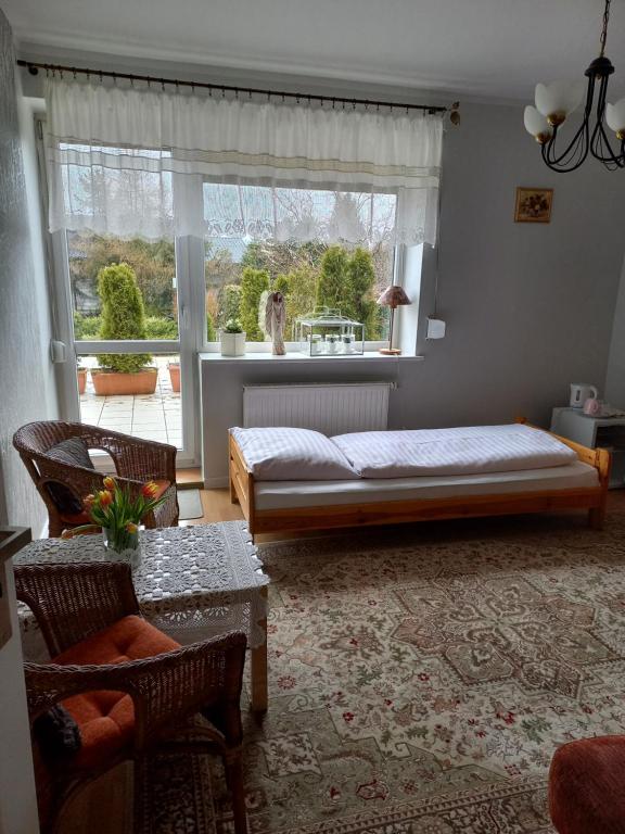 sypialnia z łóżkiem i dużym oknem w obiekcie U Bola w mieście Debrzno