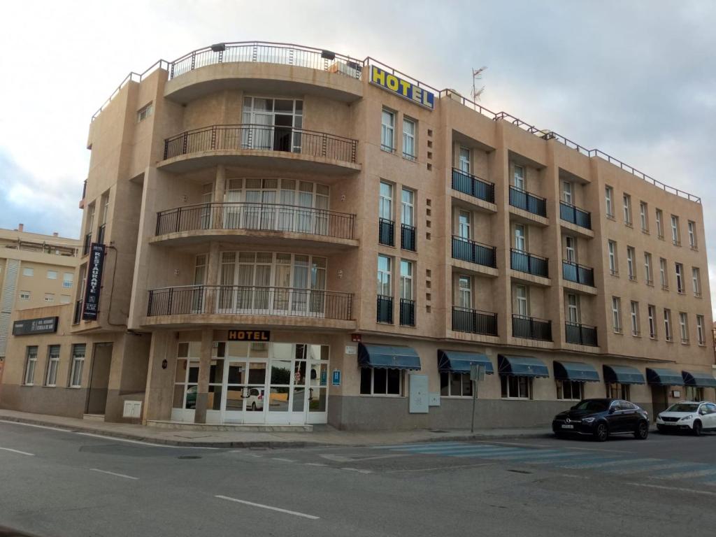 duży budynek na rogu ulicy w obiekcie Hotel Estrella Del Mar w mieście Motril
