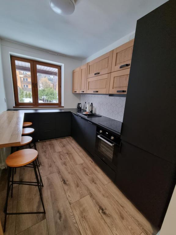 Kuchyňa alebo kuchynka v ubytovaní Apartament klasyczny z widokiem na Giewont