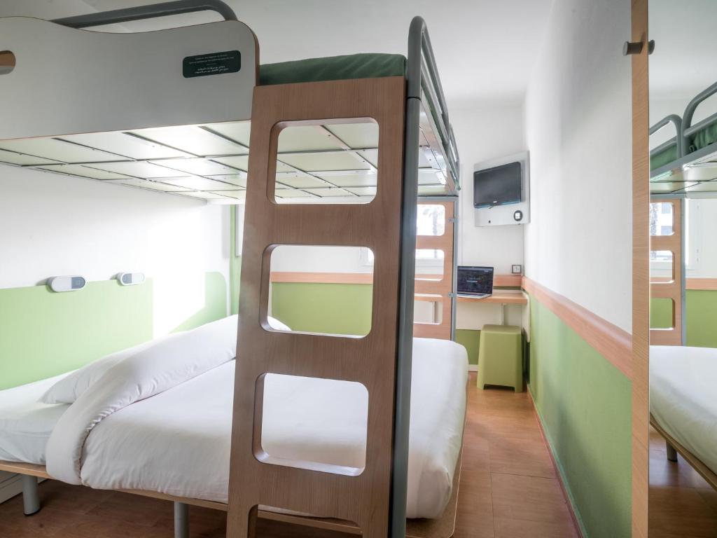 MIA HOTELS Fes في فاس: سرير بطابقين في غرفة مع سلم