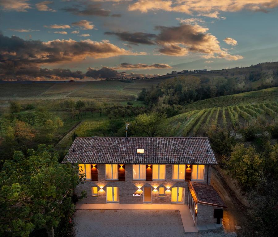una vista aérea de una casa en un viñedo en Borgo Roggeri - Country House nelle Langhe, en La Morra