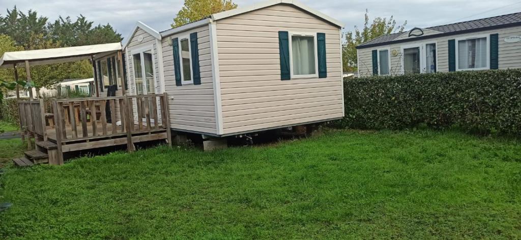 Vonkajšia záhrada v ubytovaní MOBIL-HOME Parc des Allais
