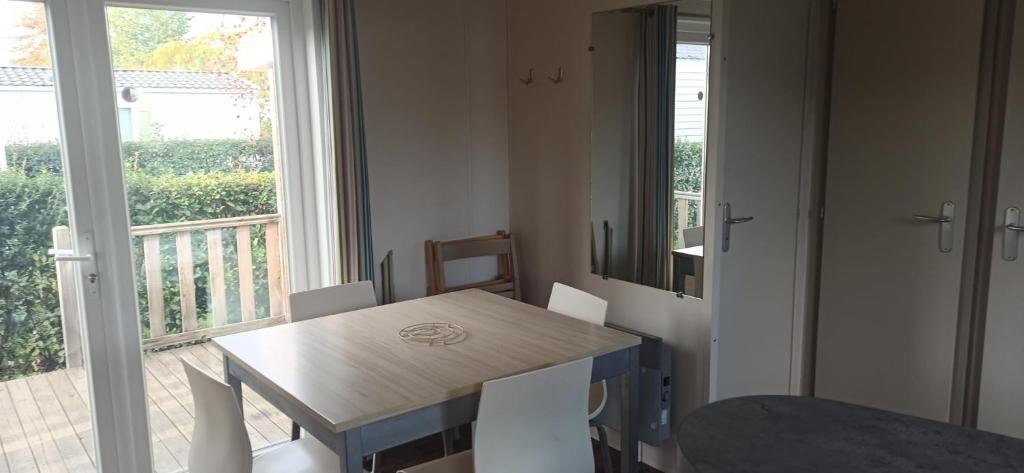 Balkón alebo terasa v ubytovaní MOBIL-HOME Parc des Allais