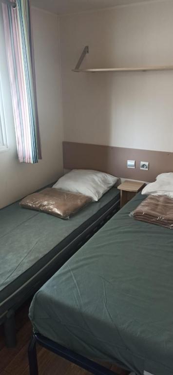 Posteľ alebo postele v izbe v ubytovaní MOBIL-HOME Parc des Allais